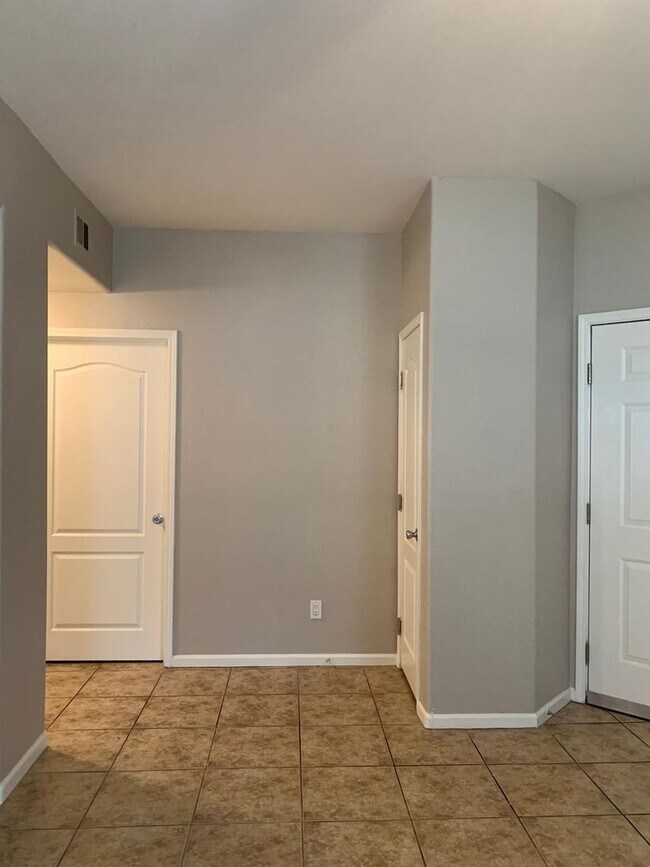 Building Photo - Beautiful 3 bedroom Condo in Summerlin- 2 weeks Free!!