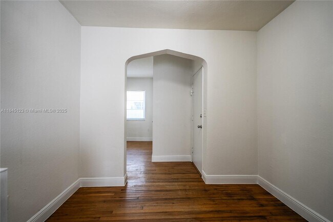 Building Photo - 1007 Bay Dr