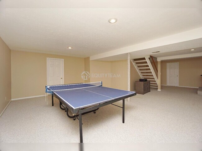 Building Photo - 6275 Hummingbird Dr