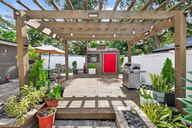 Building Photo - 6640 Douglas St