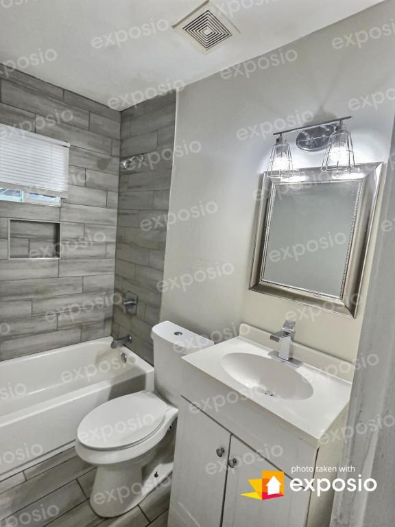 Building Photo - 1884 Center Ave