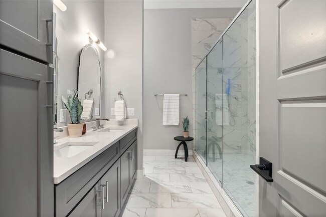 Building Photo - Spacious 4-Bed Gem in Nashville: 2360 sq f...