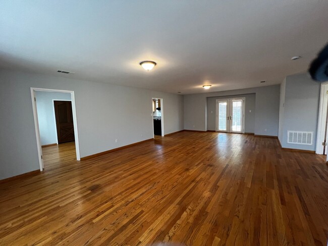 Building Photo - 2 Bedroom 1 Bath Home for Rent in Friendly...