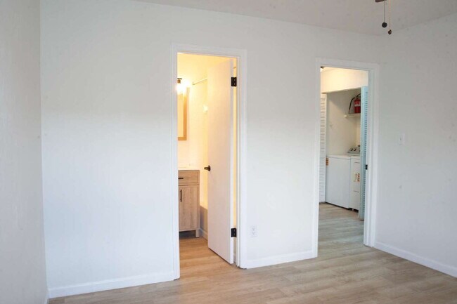 Building Photo - 2 Bedroom 2 1/2 bath in the Lakes Townhome Community! Complete Remodel!