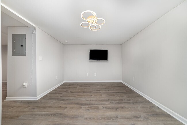 Building Photo - 6037 Ingleside Dr