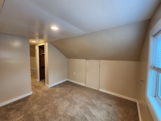 Building Photo - 3 Bedrooms, 1.5 Bath Brick Bungalow with Basement & Large Yard.  Close to UofL.