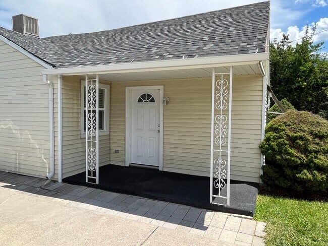 Building Photo - 747 12200 S