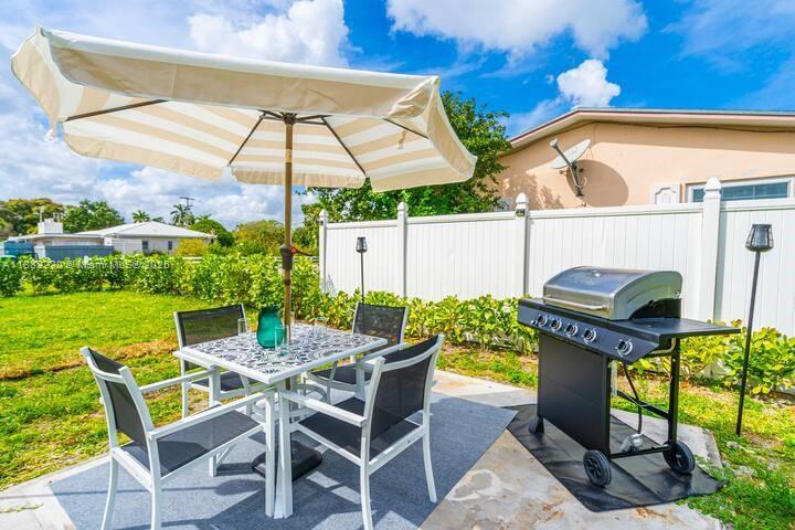 Building Photo - 1001 NE 110th St