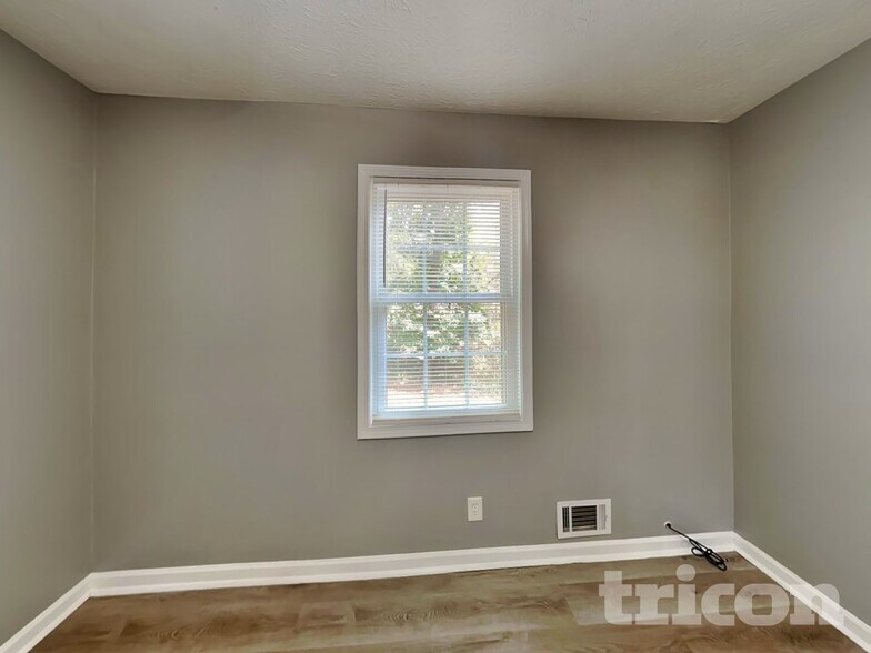 Building Photo - 155 Rock Garden Terrace N W