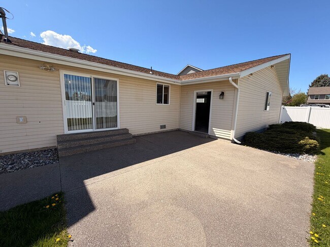 Building Photo - Spacious 3 Bed, 2.5 Bath House in Spokane Valley!