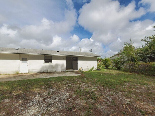 Building Photo - 6916 Brentford Rd