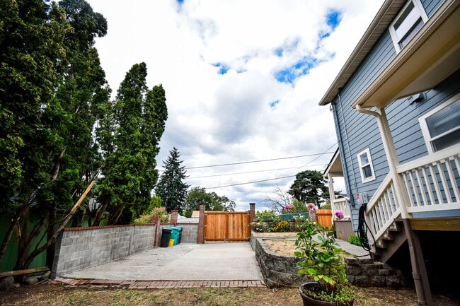 Building Photo - Beautiful 4 Bedroom 2 Bath Home in NE Port...