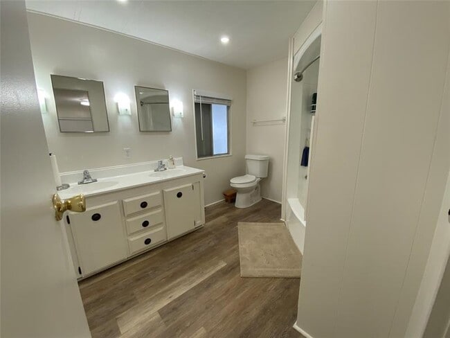 Building Photo - 5514 Lagoon Dr