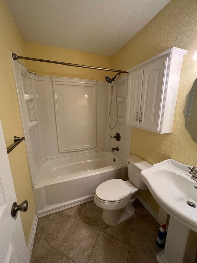 Building Photo - 2 bed, 1.5 bath beautiful townhouse