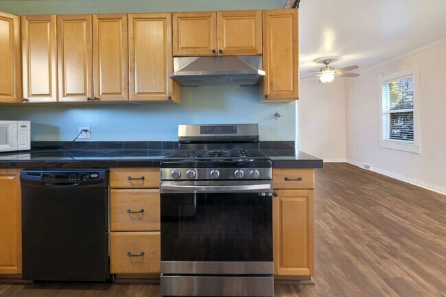 Building Photo - Charming 1924 Bungalow! 3 bedrooms and 1 b...