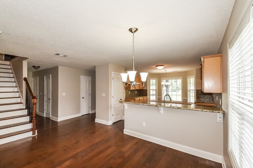 Building Photo - 709 Williamsburg Ct