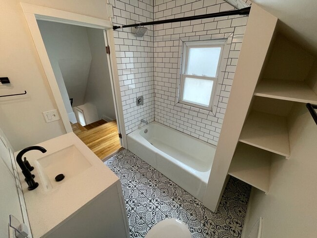 Building Photo - Charming Bungalow