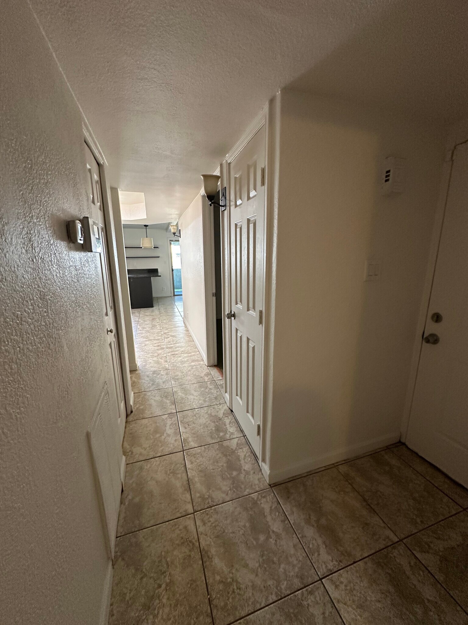 Building Photo - 1005 W 5th St