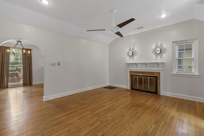 Building Photo - 307 Circle Dr