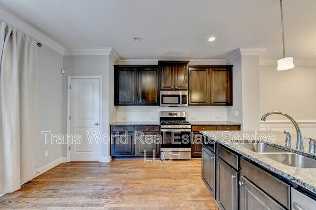 Building Photo - 4648 Pine St