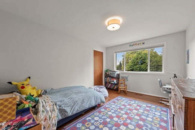 Building Photo - Spacious 4-Bedroom Mid-Century Home in Vie...