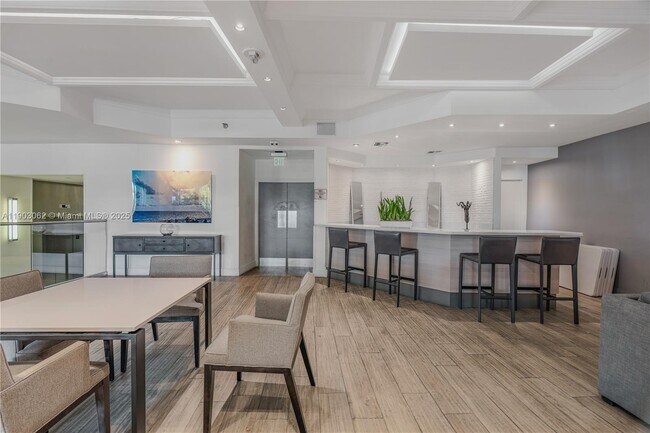 Building Photo - 100 Lincoln Rd