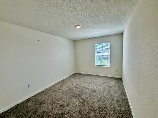 Building Photo - Beautiful Home in Newberry, FL – Spacious, Modern, and Peaceful Living