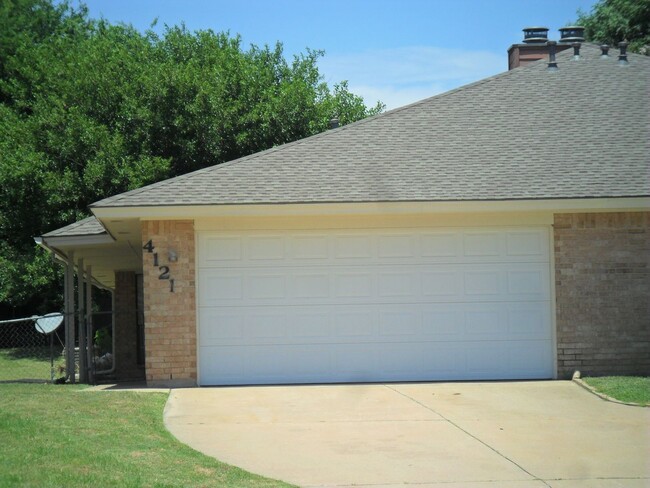 Building Photo - Nice 3 bedroom 2 bath 2 car garage duplex ...