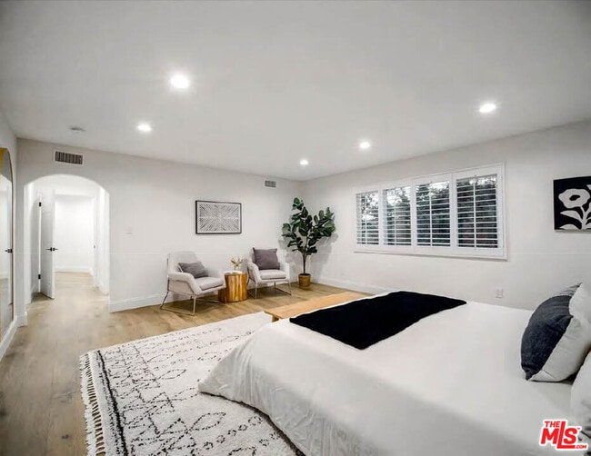 Building Photo - 4732 Del Moreno Dr