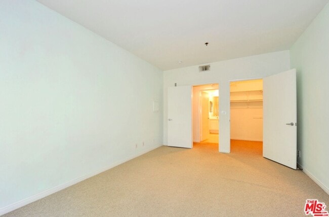 Building Photo - 2222 Beachwood Dr