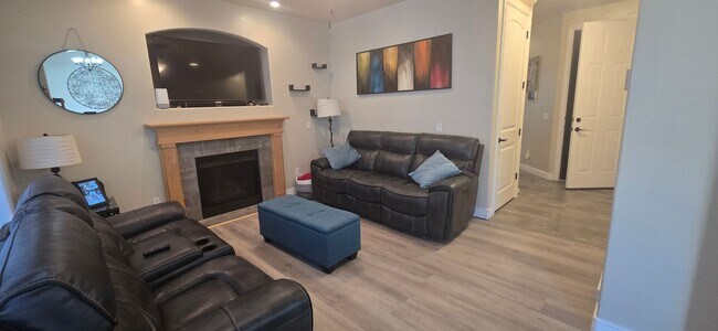 Building Photo - Beautiful 3 Bed 3.5 Bath in Riverton!!