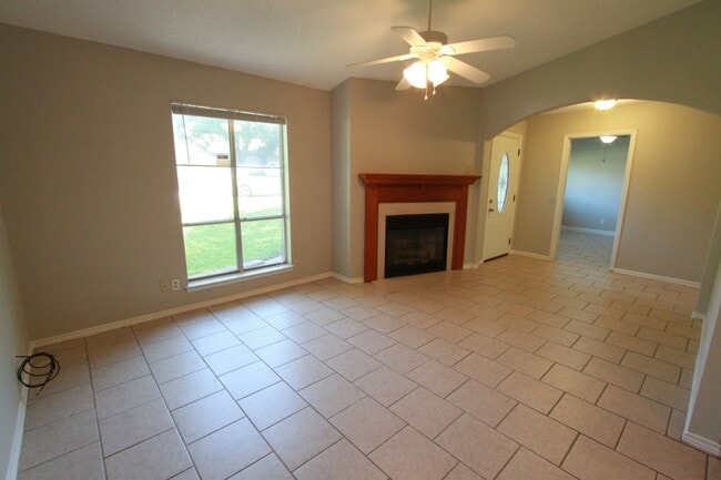 Building Photo - Southeast Austin Home with Vaulted Ceilings, Bonus Room & Private Backyard