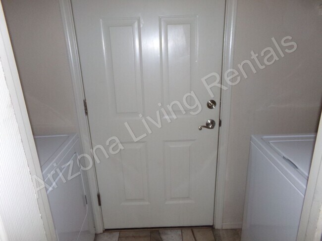 Building Photo - IMMACULATE 3 BEDROOM HOME