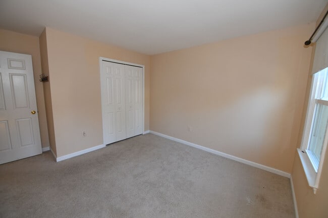 Building Photo - Gorgeous 4 BR 2+2 Baths Colonial - Finishe...