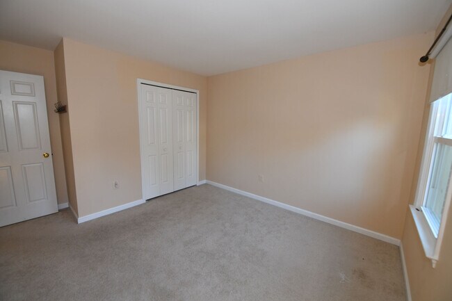 Building Photo - Gorgeous 4 BR 2+2 Baths Colonial - Finished Walk-Out Basement and Car Garage