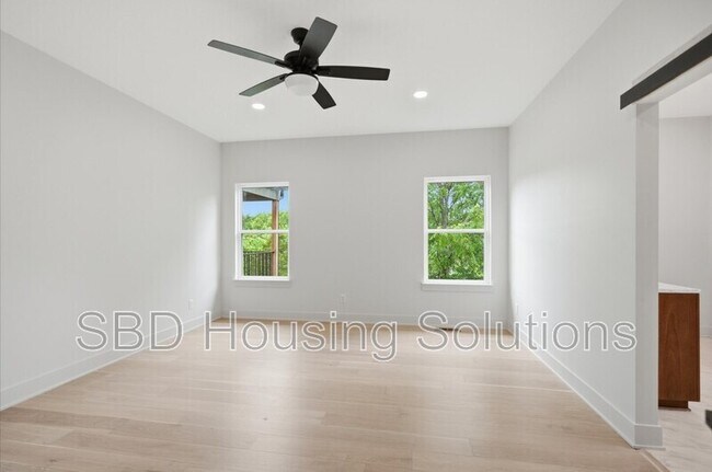 Building Photo - 1416 NE Ernest Way
