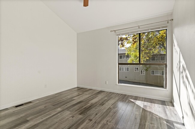 Building Photo - 302 Pleasant St