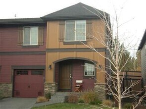 Building Photo - 2 story townhome close to trails!