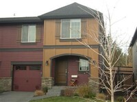 Building Photo - 2 story townhome close to trails!
