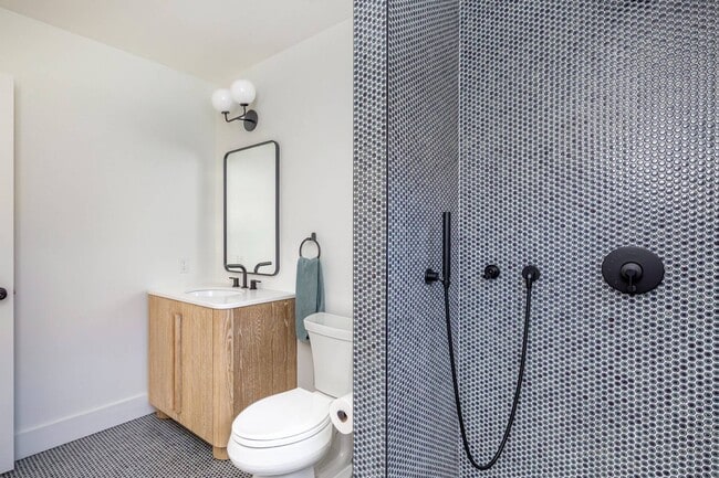 Building Photo - 212 Meadows W