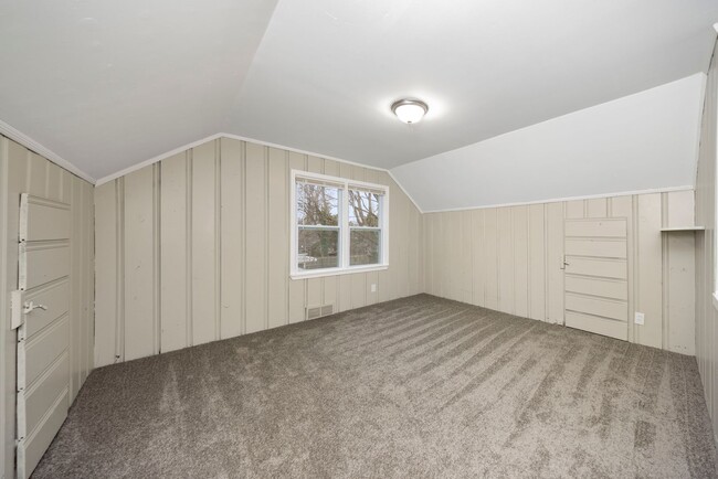 Building Photo - 3 bedroom newly renovated $1250