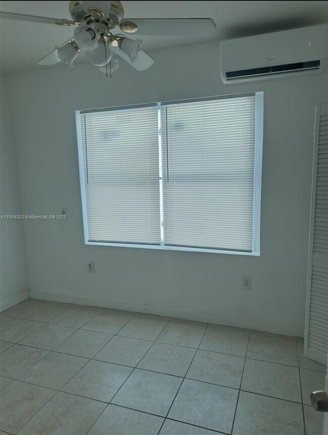 Building Photo - 985 SW 5th St