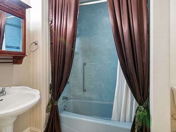 Building Photo - 250 N Main St