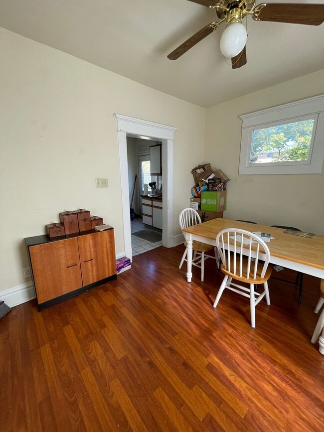 Building Photo - 3 bedroom 1 bath single family home with y...