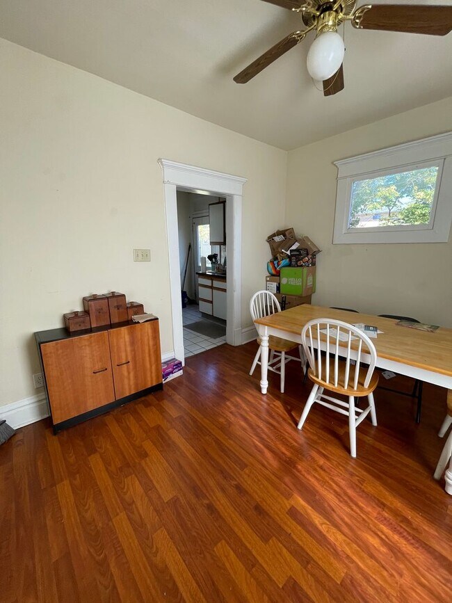 Building Photo - 3 bedroom 1 bath single family home with yard.