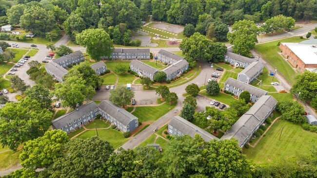 Building Photo - Renovated 2BR/1BA Condo close to shopping and the hospital