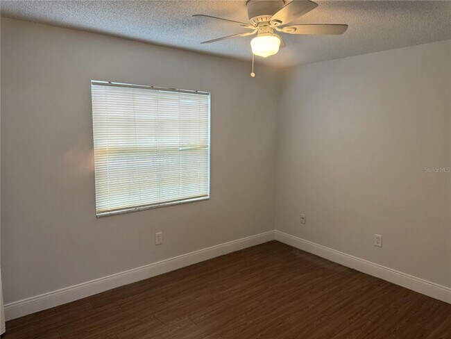 Building Photo - 726 Edgewater Dr