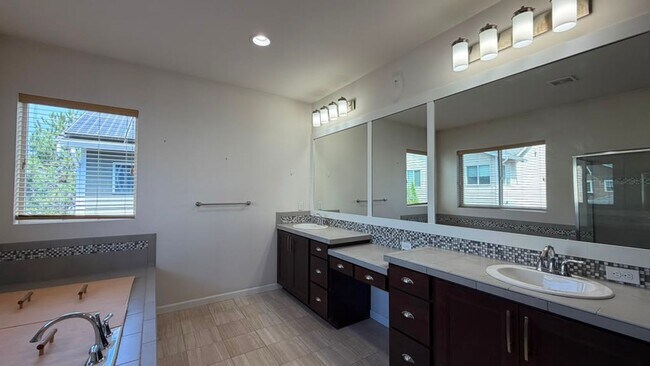 Building Photo - Spacious 4-Bed Home with Loft & Covered Patio in North Creek