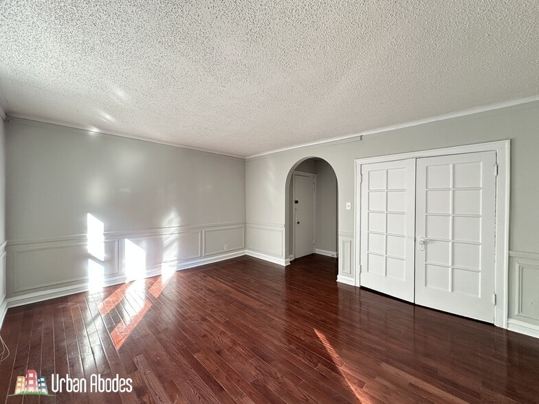 Building Photo - 528 W Surf St