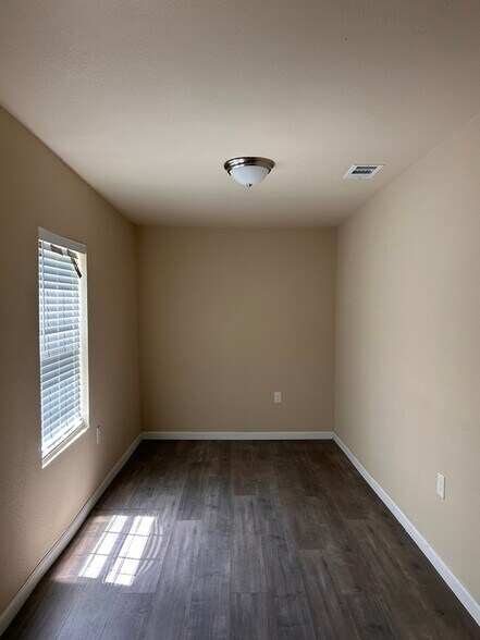 Building Photo - 710 La Vega St